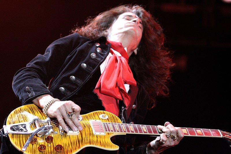 joe perry plays guitar