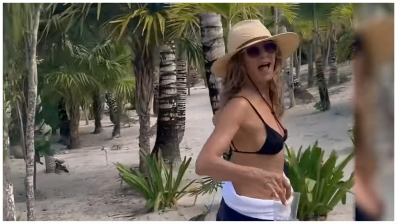 jennifer aniston bikini