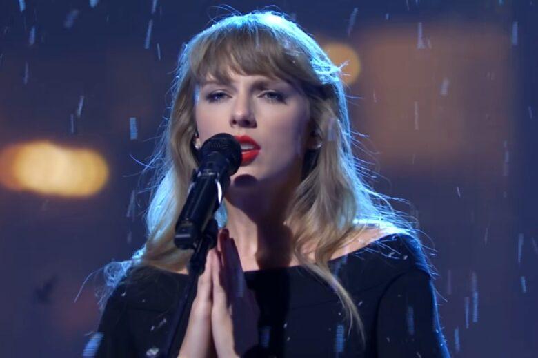 taylor swift performs on SNL.