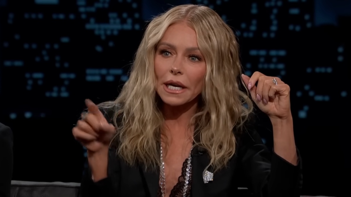 Kelly Ripa doesn't care for Mark Consuelos' habits.