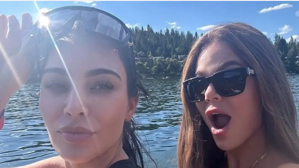 Kim Kardashian- Khloe Kardashian