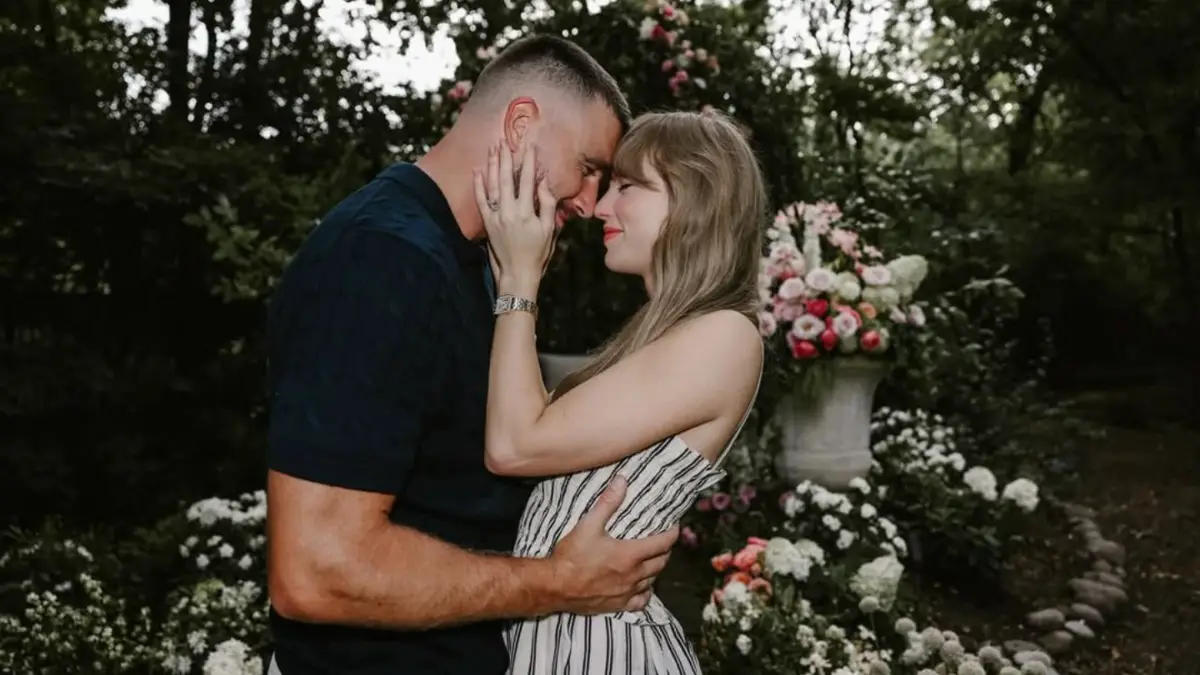 Taylor Swift Travis Kelce engagement photo